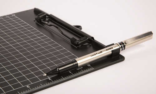Planšete ar piespiedēju HFP EXXO 31.5*23cm ar rūtojumu, melna